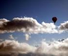 Воздушный шар в облаках